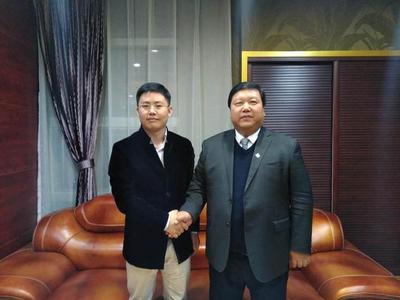 岳霖女士品鑒紅酒與青稞酒 財經視角下的消費新趨勢